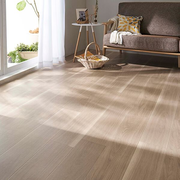 iellio（イエリオ）の「多機能クッションフロアシート＜簡単ロール式・フローリング調・防水・はっ水・日本製・抗菌・防カビ・防炎＞（カーペット）」｜詳細画像