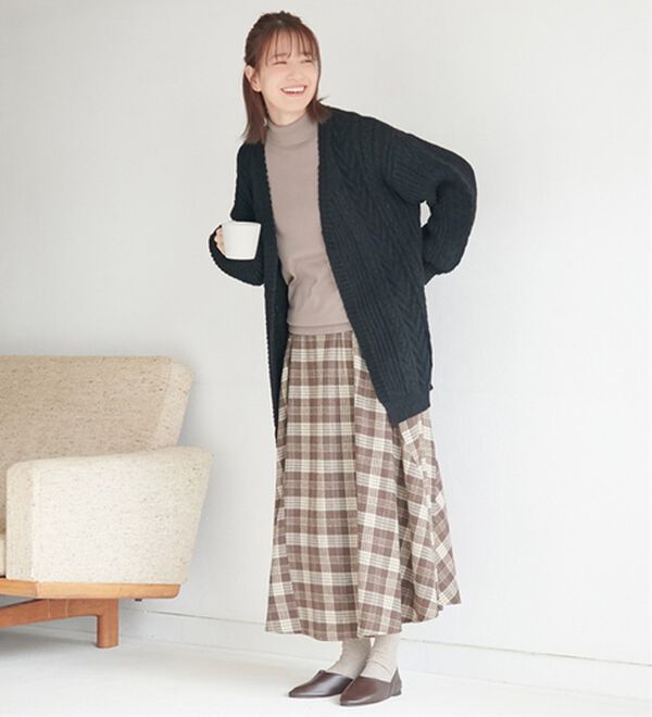 Viola e Viola（ヴィオラ エ ヴィオラ）の「ケーブル柄ふんわりトッパーカーディガン（ニットカーディガン）」｜ブラック