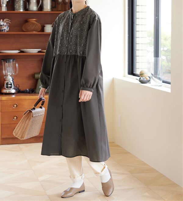 Viola e Viola（ヴィオラ エ ヴィオラ）の「パッと華やぐ繊細刺しゅうの大人シャツワンピース（シャツワンピース）」｜詳細画像