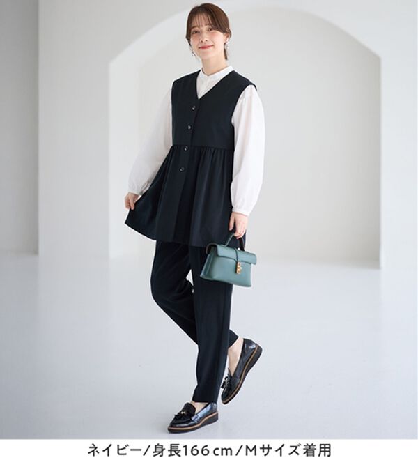 Viola e Viola（ヴィオラ エ ヴィオラ）の「【ブラウス付3点セット】コーデ決まるペプラムジレセットスーツ（パンツスーツ）」｜詳細画像