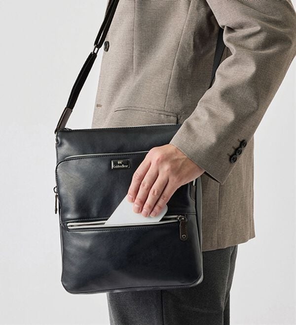 「＜ゴールデンベア＞卓越した手ざわり人工皮革のショルダー（メンズショルダーバッグ）」｜詳細画像