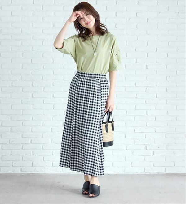 BELLUNA（ベルーナ）の「袖刺しゅうデザインＶネックプルオーバー（カットソー）」｜詳細画像