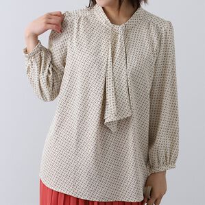 BELLUNA（ベルーナ）の「ツイル素材ボウタイデザインブラウス（ブラウス）」｜アイボリー小紋柄