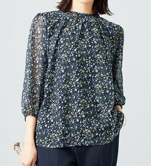 BELLUNA（ベルーナ）の「シフォン素材シャーリング使いブラウス（ブラウス）」｜ネイビー系花柄