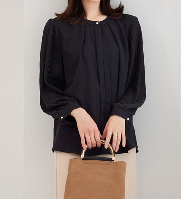 BELLUNA（ベルーナ）の「＜セレモニースタイル＞袖プリーツデザインブラウス（ブラウス）」｜黒