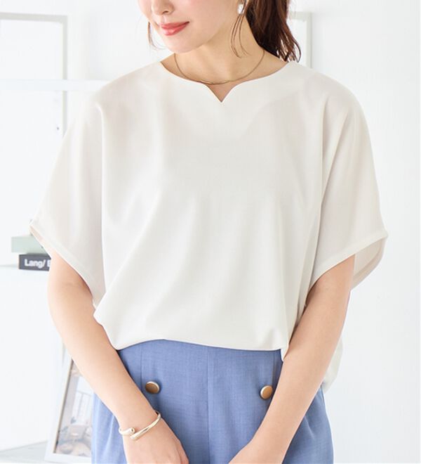 alotta（アロッタ）の「＜選べる袖丈＞着痩せが叶うきれいめカットソー（カットソー）」｜オフホワイト／半袖
