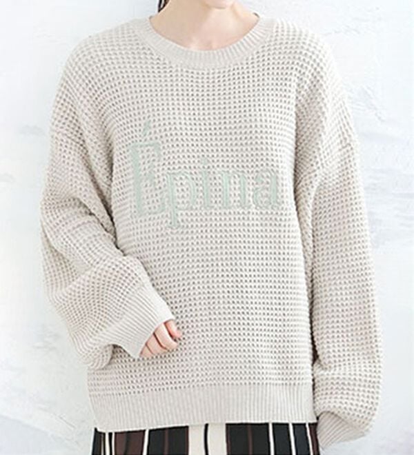 「【ＬＬ～４Ｌ】刺繍ロゴ入りざっくり編みニット（ニット・セーター）」｜グレージュ