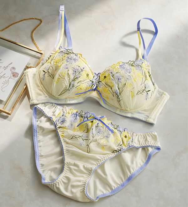 YU'NOW（ユナウ）の「ぷるるん谷間のノンワイヤーブラ＆ショーツ（ブラジャー＆ショーツセット）」｜アイボリー花束レース