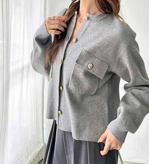 GeeRA（ジーラ）の「ロングシーズン使える！ゴールド調ボタンニットカーデ（ニットカーディガン）」｜詳細画像