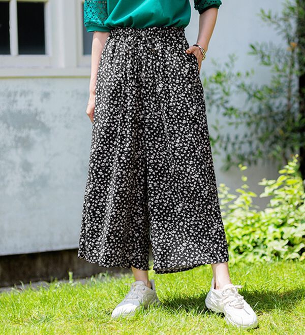 BELLUNA（ベルーナ）の「【接触冷感】レーヨン素材プリントワイドパンツ（ワイドパンツ・ガウチョ）」｜黒系小花