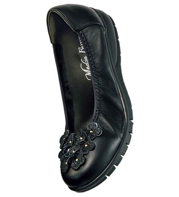 BELLUNA（ベルーナ）の「軽くて走れる羊革幅広パンプス（パンプス）」｜黒