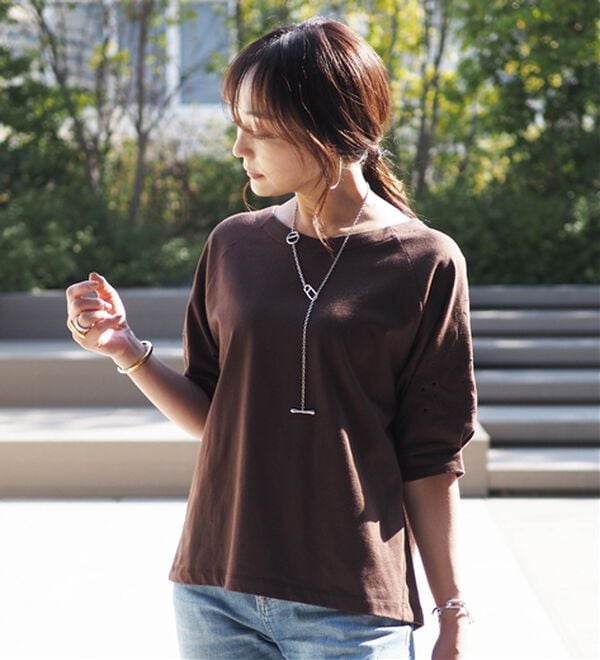 BELLUNA（ベルーナ）の「袖刺しゅうデザインＶネックプルオーバー（カットソー）」｜詳細画像