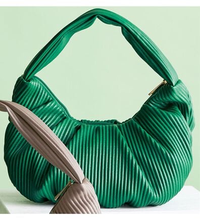 BELLUNA（ベルーナ）の「ハーフムーンプリーツ手提げ（その他バッグ）」