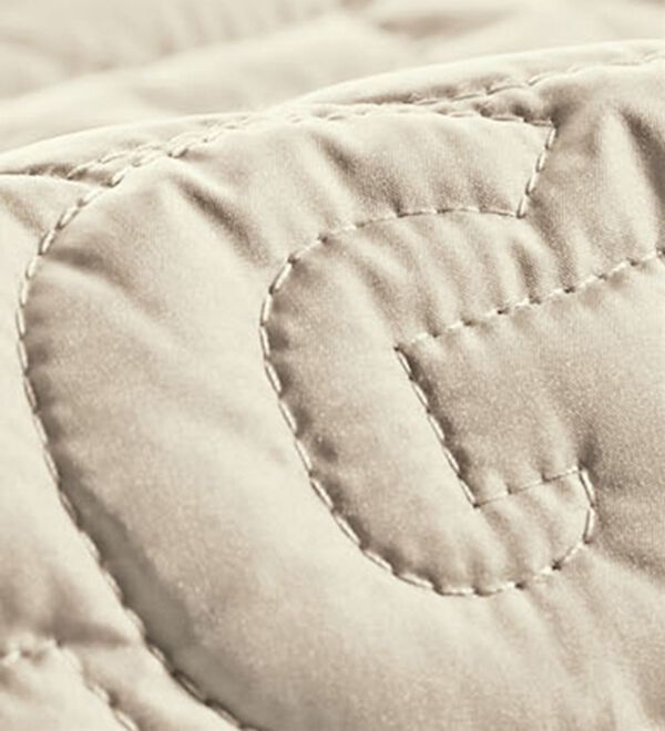 BELLUNA（ベルーナ）の「《軽くて暖かい！》英字キルト中わたデザインジャケット（ハーフコート）」｜詳細画像