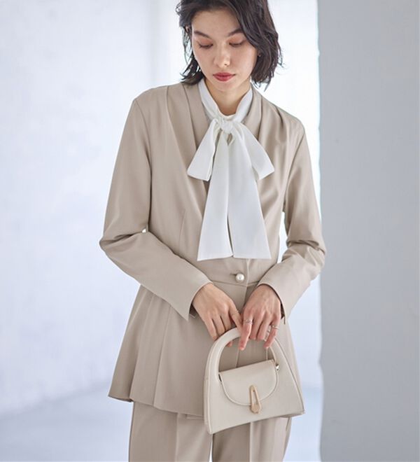 GeeRA（ジーラ）の「【２点セット】パールボタンペプラムプリーツテーパードセットアップ（パンツスーツ）」｜詳細画像