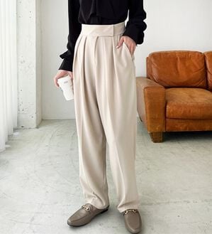 GeeRA（ジーラ）の「タックワイドバレルパンツ（フルレングスパンツ）」｜アイボリー
