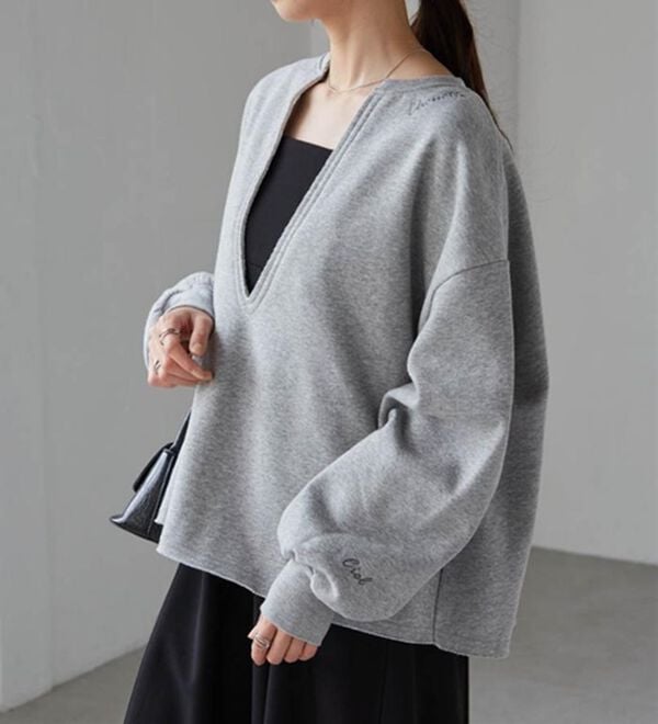 RANAN（ラナン）の「裏起毛Ｖネックロゴ刺しゅうスウェット（トレーナー・スウェット）」｜詳細画像