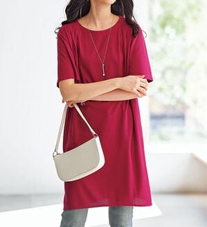 BELLUNA（ベルーナ）の「かのこ素材肩タックデザインワンピース（チュニック）」｜ディープレッド