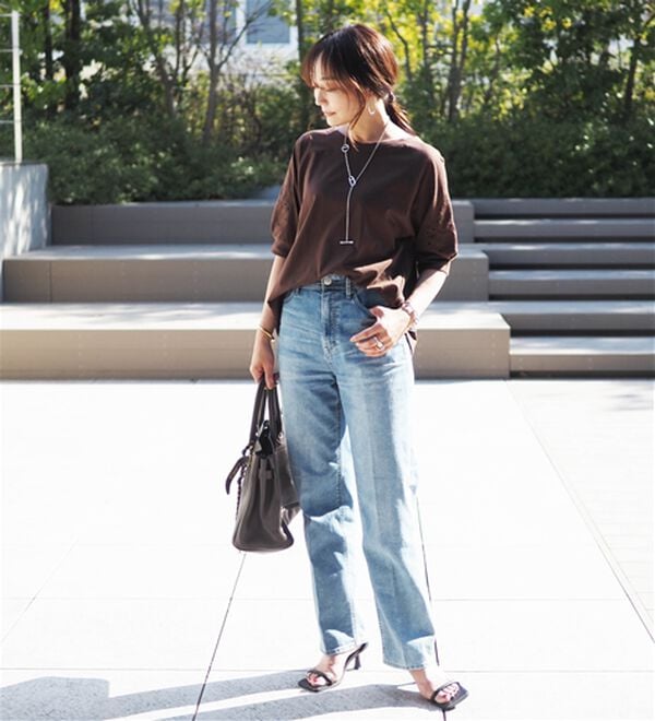 BELLUNA（ベルーナ）の「袖刺しゅうデザインＶネックプルオーバー（カットソー）」｜詳細画像