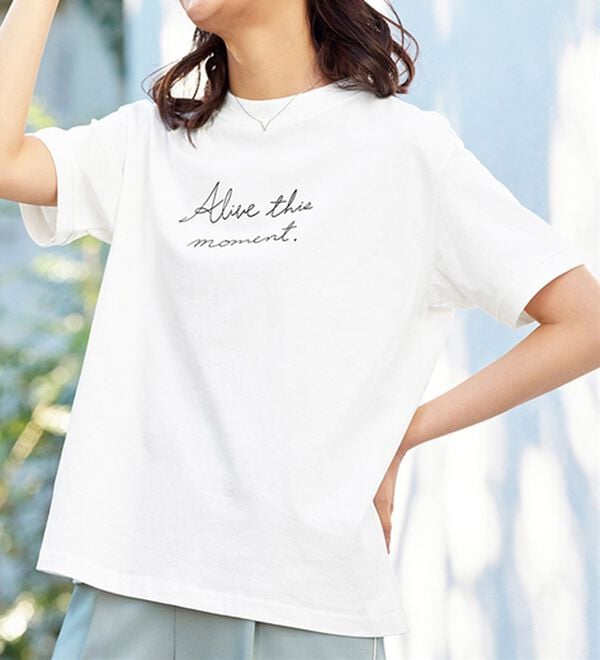 BELLUNA（ベルーナ）の「綿１００％大人顔サマ見えＴシャツ（Tシャツ）」｜ロゴ(オフ白)
