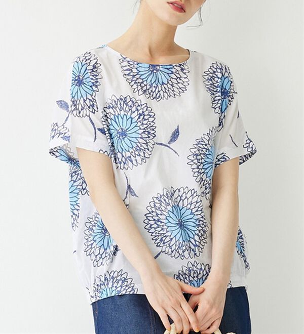 Viola e Viola（ヴィオラ エ ヴィオラ）の「綿１００％大きな花柄の裾ギャザーブラウス（ブラウス）」｜オフブルー系