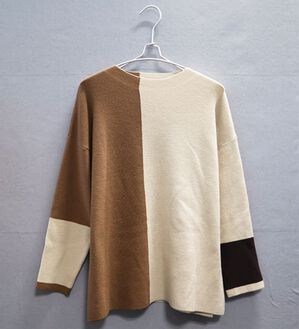 BELLUNA（ベルーナ）の「配色デザインニットプルオーバー（チュニック）」｜モカ系