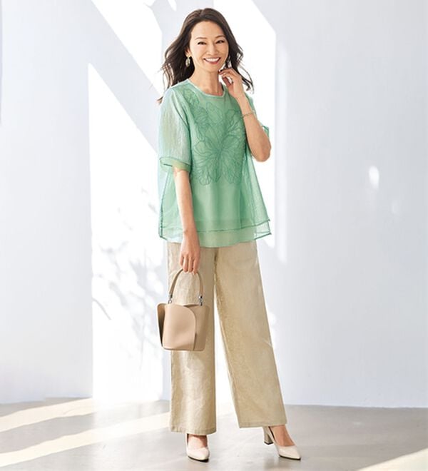 BELLUNA（ベルーナ）の「涼やかな透け感花柄刺しゅうブラウス（ブラウス）」｜詳細画像