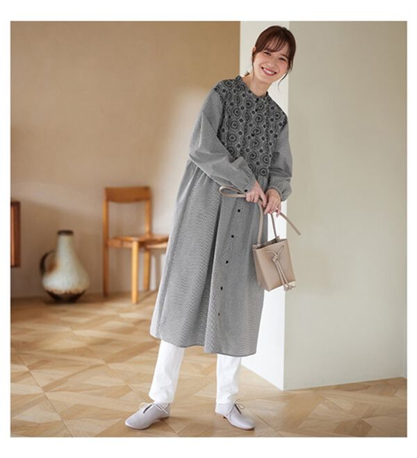 Viola e Viola（ヴィオラ エ ヴィオラ）の「パッと華やぐ繊細刺しゅうの大人シャツワンピース（シャツワンピース）」｜詳細画像