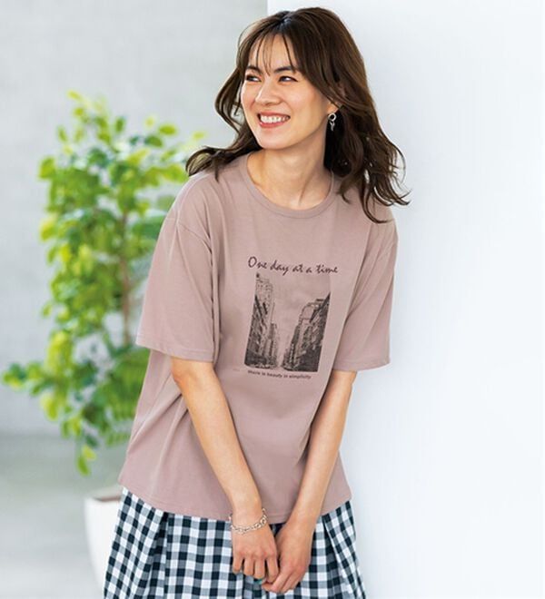 BELLUNA（ベルーナ）の「汗ジミ対策！よれない大人のプリントＴシャツ（Tシャツ）」｜ローズグレー
