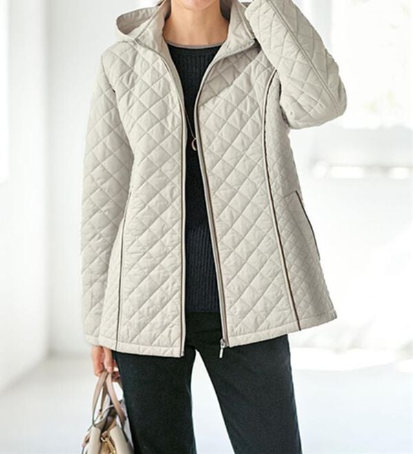 BELLUNA（ベルーナ）の「配色パイピング使い中わたキルトコート（ハーフコート）」｜ライトグレー