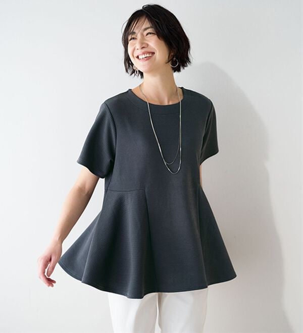 BELLUNA（ベルーナ）の「ポコポコエンボス素材　－３ｋｇ見えペプラムチュニック（チュニック）」｜チャコール