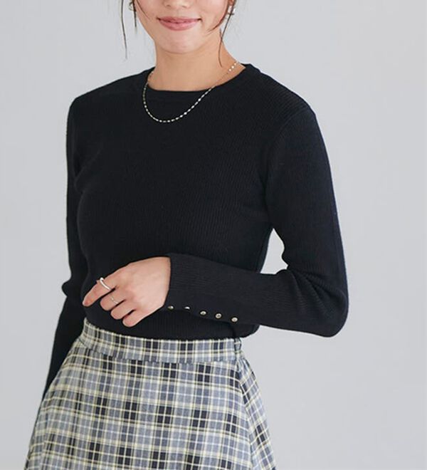 Pierrot（ピエロ）の「【選べるネック】袖ボタンリブニット（ニット・セーター）」｜ブラック