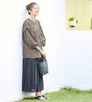 Viola e Viola（ヴィオラ エ ヴィオラ）の「多ボタンバルーン袖ゆるブラウス（ブラウス）」｜ブラック系