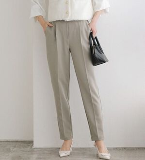 Pierrot（ピエロ）の「高見えすっきりテーパードパンツ（フルレングスパンツ）」｜トープ