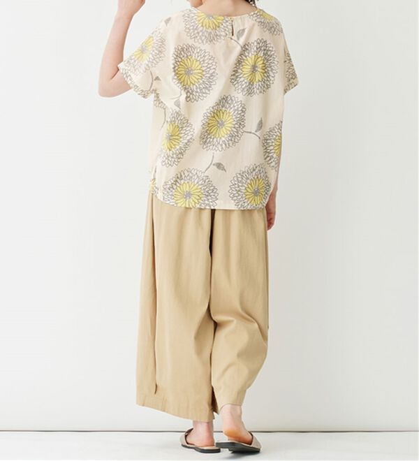Viola e Viola（ヴィオラ エ ヴィオラ）の「綿１００％大きな花柄の裾ギャザーブラウス（ブラウス）」｜詳細画像