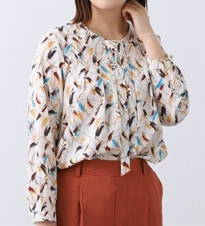 BELLUNA（ベルーナ）の「タック使いボウタイプリントブラウス（ブラウス）」｜アイボリー系