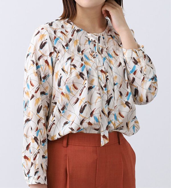 BELLUNA（ベルーナ）の「タック使いボウタイプリントブラウス（ブラウス）」｜アイボリー系