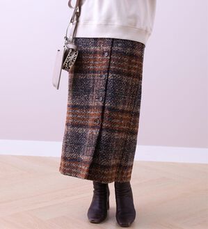 BELLUNA（ベルーナ）の「ツイード調ボタンデザインスカート（ロングスカート）」｜オレンジ系