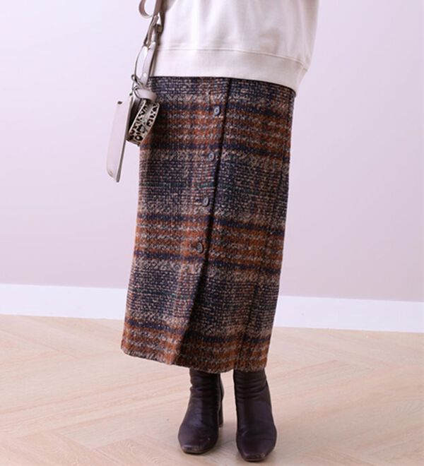 BELLUNA（ベルーナ）の「ツイード調ボタンデザインスカート（ロングスカート）」｜オレンジ系