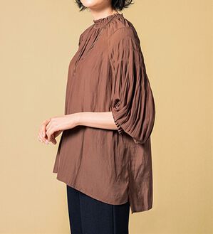 VINNO（ヴィノ）の「マットサテン素材・袖プリーツフレアーブラウス（ブラウス）」｜ピンクブラウン