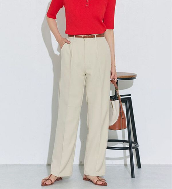 Pierrot（ピエロ）の「スタイルアップセンタープレスパンツ（フルレングスパンツ）」｜ライトベージュ