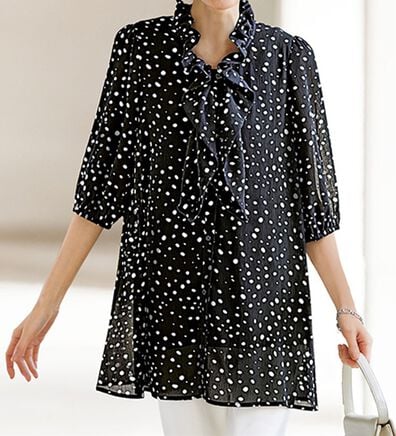 BELLUNA（ベルーナ）の「二の腕をカバーするシフォン楊柳ドット柄オーバーブラウス（チュニック）」