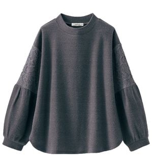 BELLUNA（ベルーナ）の「ふんわり起毛素材袖レース使いプルオーバー（カットソー）」｜チャコール