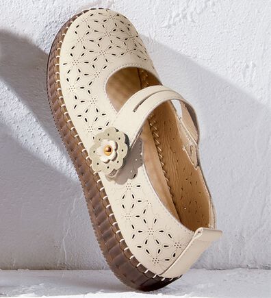 BELLUNA（ベルーナ）の「ゆったりカットワークストラップシューズ（パンプス）」