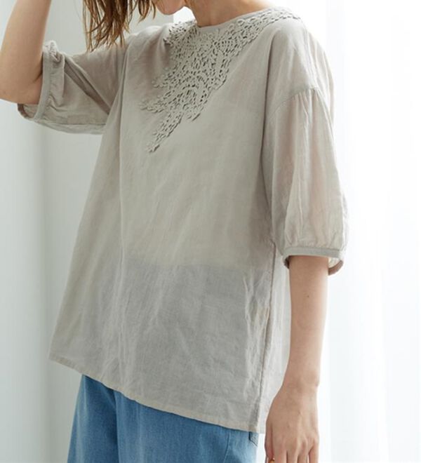 BELLUNA（ベルーナ）の「華やかモチーフレースデザインブラウス（ブラウス）」｜ライトベージュ