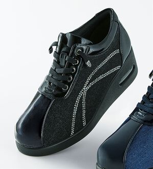 「煌めきストレッチ４Ｅ美脚見せエアシューズ（スニーカー）」｜ブラック