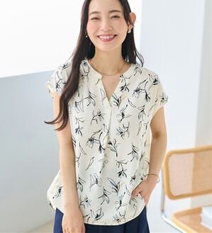 Viola e Viola（ヴィオラ エ ヴィオラ）の「さらさらＥＡＳＹスキッパーフレンチスリーブブラウス（ブラウス）」｜幾何花柄