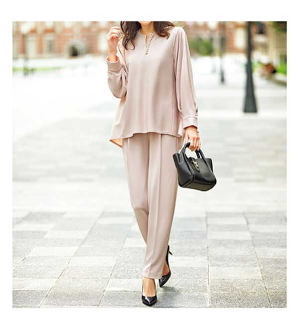 BELLUNA（ベルーナ）の「快適ストレッチ！パール調デザインセットアップ（セットアップ）」｜グレイッシュベージュ