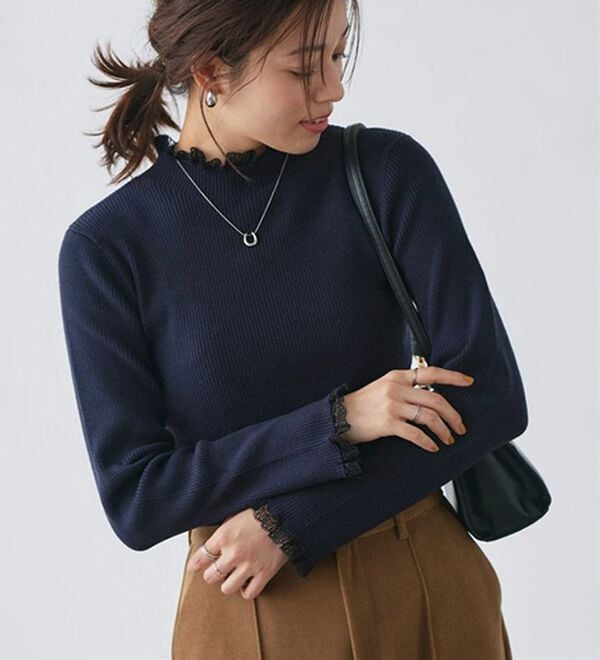 Pierrot（ピエロ）の「レース付ハイネックリブニット（ニット・セーター）」｜ネイビー／ブラック