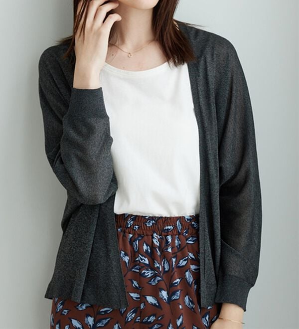 BELLUNA（ベルーナ）の「ラメ調ドルマンシアーカーディガン（ニットカーディガン）」｜チャコール